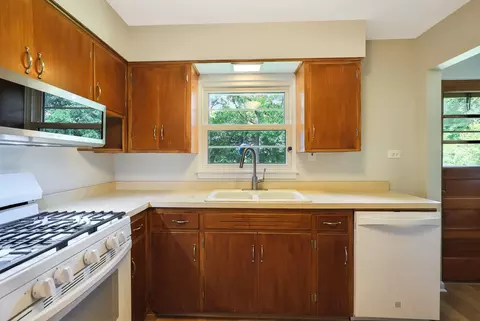 Kitchen - 1615 Evergreen St, Wheaton, IL 60187 photo 5 of 5