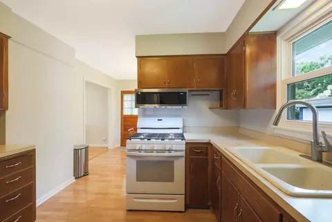 Kitchen - 1615 Evergreen St, Wheaton, IL 60187 photo 4 of 5