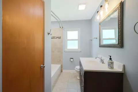 Bath - 1615 Evergreen St, Wheaton, IL 60187 photo 1 of 2