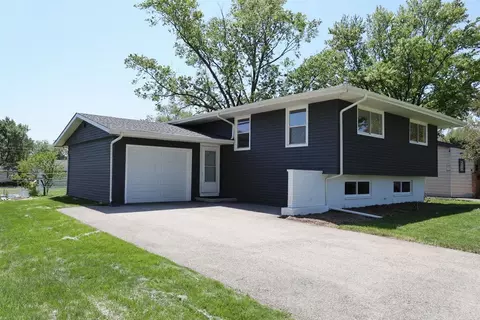 2541 75th St, Woodridge, IL 60517