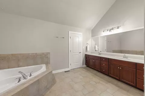 Bath - 26407 Silverleaf Dr, Plainfield, IL 60585 photo 3 of 5