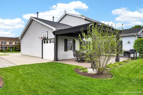 Exterior - 2777 Colonial Dr, Elgin, IL 60124 photo 3 of 3