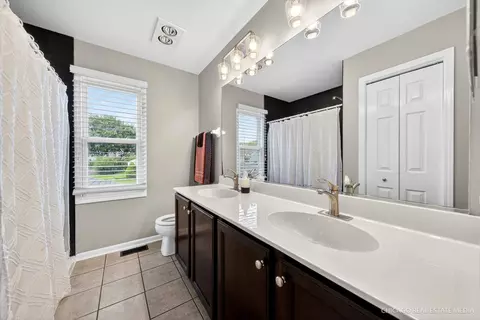 Bath - 2777 Colonial Dr, Elgin, IL 60124 photo 2 of 4