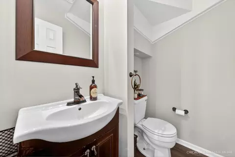 Bath - 2777 Colonial Dr, Elgin, IL 60124 photo 1 of 4