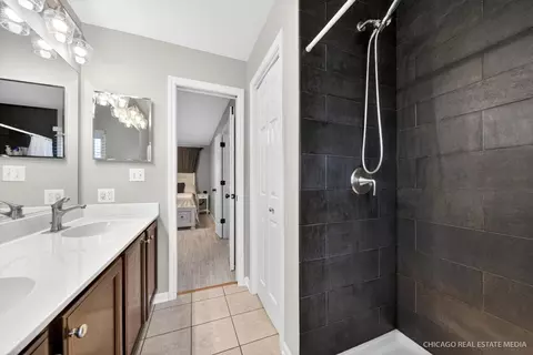 Bath - 2777 Colonial Dr, Elgin, IL 60124 photo 3 of 4