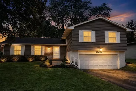 27 W170 Fleming Dr, Winfield, IL 60190