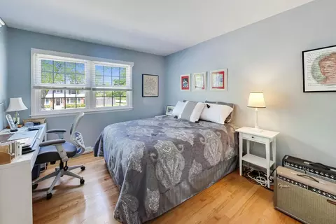 Bedroom - 2401 Maple Ave, Northbrook, IL 60062 photo 3 of 6
