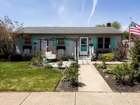 910 Shields Ave, Winthrop Harbor, IL 60096