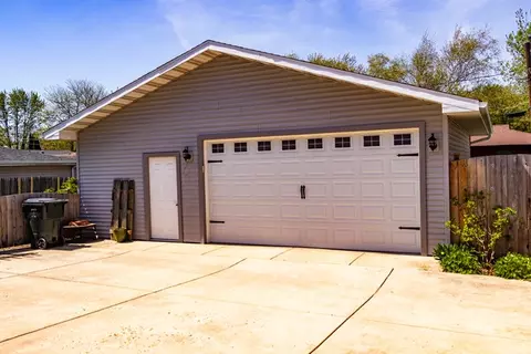 910 Shields Ave, Winthrop Harbor, IL 60096 photo 2