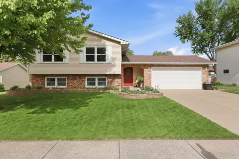 3706 Tam O Shanter Dr, Bettendorf, IA 52722