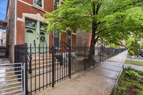1820 W Superior St #2R, Chicago, IL 60622