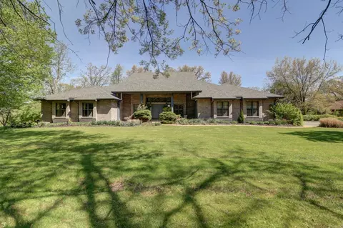 3900 Valley Oaks Dr, Clinton, IA 52732