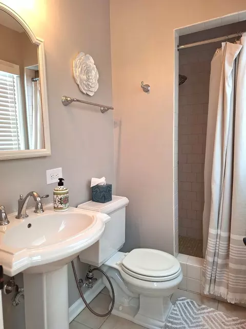 Bath - 227 Juneway Ter, Lake Bluff, IL 60044 photo 1 of 2