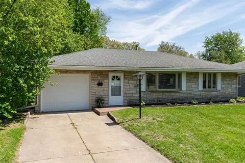 Exterior - 2908 26th St, Moline, IL 61265 photo 3 of 7