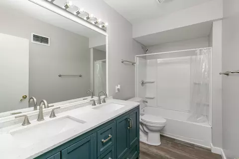 Bath - 2908 26th St, Moline, IL 61265 photo 3 of 4