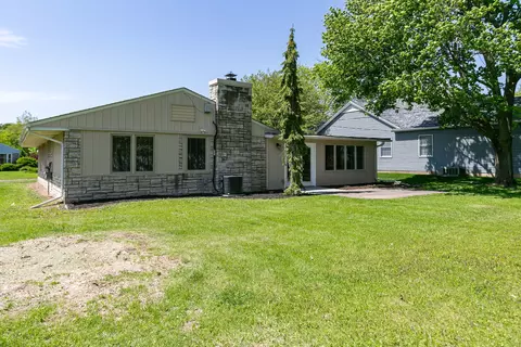 Exterior - 2908 26th St, Moline, IL 61265 photo 6 of 7