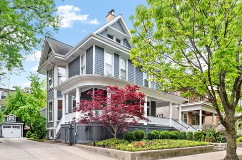 819 W Junior Ter, Chicago, IL 60613