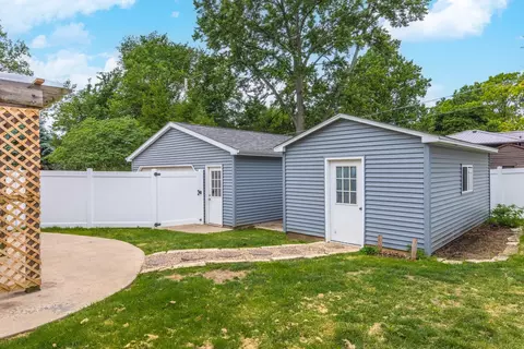 Exterior - 12 Norbloom Ave, Bloomington, IL 61701 photo 12 of 17