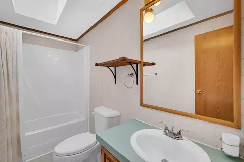 Bath - 2910 E 11th Rd, Ottawa, IL 61350 photo 2 of 2