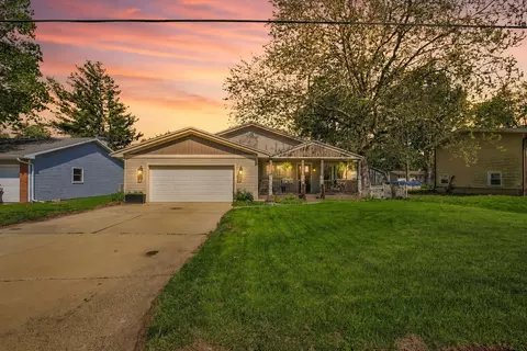 1004 S Division St, Mahomet, IL 61853