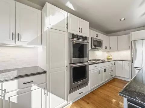 Kitchen - 1432 Brahms Ct, Bartlett, IL 60103 photo 6 of 7