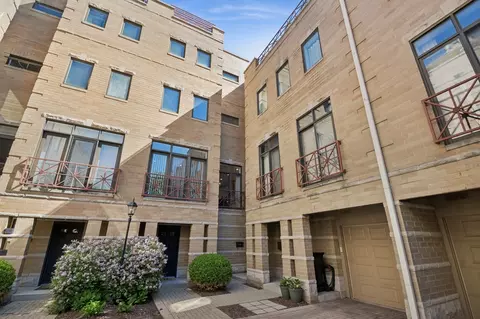 1350 W Byron St #7, Chicago, IL 60613