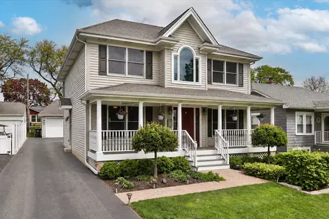 52 W Glenlake Ave, Roselle, IL 60172