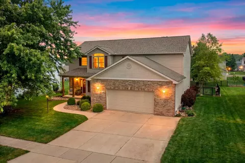 704 Hawk Dr, Mahomet, IL 61853
