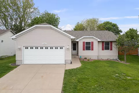 6703 Brookview Ln, Davenport, IA 52806