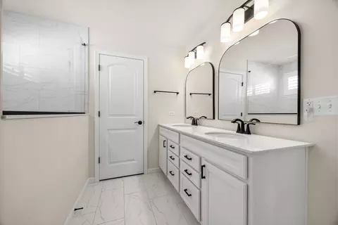Bath - 12751 S Grace Ln, Plainfield, IL 60585 photo 2 of 3
