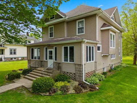 125 S State St, Franklin Grove, IL 61031