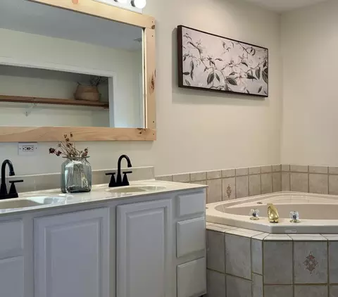 Bath - 13818 Thayer Rd, Hebron, IL 60034 photo 1 of 3