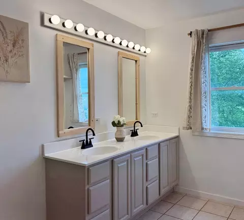 Bath - 13818 Thayer Rd, Hebron, IL 60034 photo 2 of 3