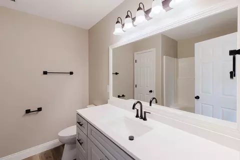 Bath - 3216 Palomino Ct, Herrin, IL 62948 photo 2 of 4
