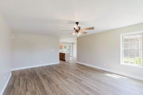 Living - 3216 Palomino Ct, Herrin, IL 62948 photo 2 of 3