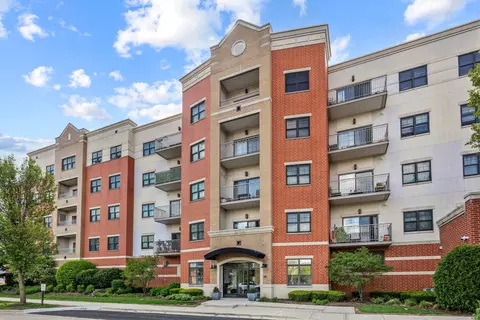 14 S Prospect St #401, Roselle, IL 60172