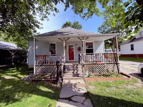 300 W Allmon St, Salem, IL 62881
