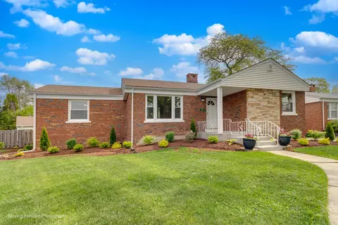 10072 Drury Ln, Westchester, IL 60154