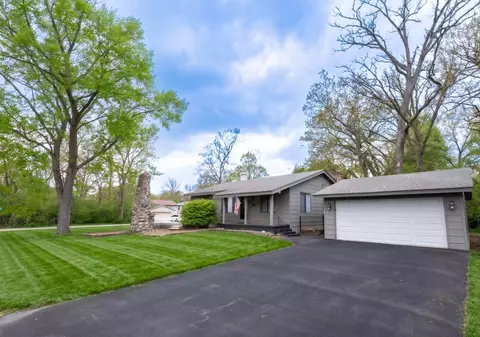 67 Honeysuckle Ln, Crystal Lake, IL 60014