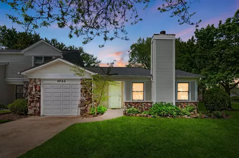 1022 Colony Lake Dr, Schaumburg, IL 60194