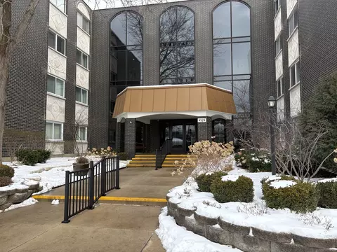 9529 Bronx Ave #401, Skokie, IL 60077