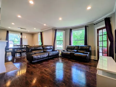 Living - 407 S Cherry St, Morrison, IL 61270 photo 1 of 3