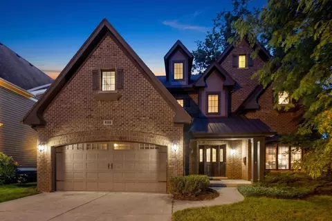 639 N Wright St, Naperville, IL 60563