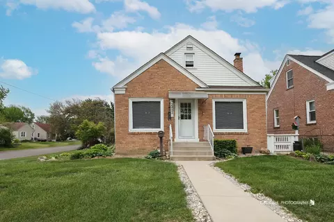 2431 W Ridgeland Ave, Waukegan, IL 60085