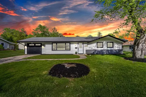 135 S Walnut Ln, Schaumburg, IL 60193