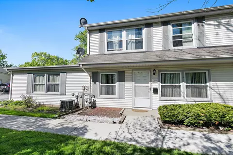 1797 Queensbury Cir, Hoffman Estates, IL 60169