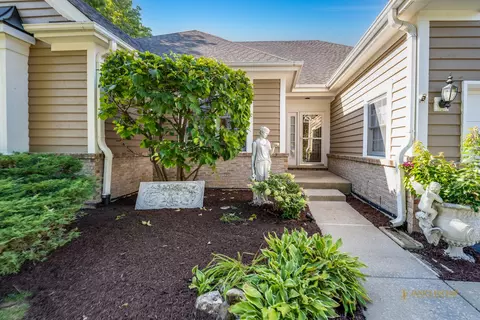 6 Sherwood Ct, Lake In The Hills, IL 60156
