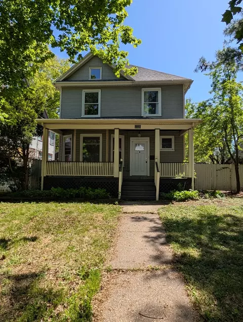 2221 Iowa St, Davenport, IA 52803