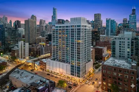 757 N Orleans St #605, Chicago, IL 60654