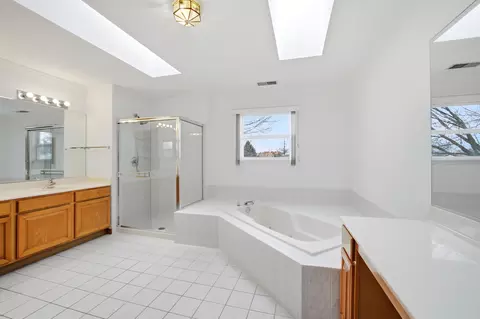 Bath - 2812 Stuart Kaplan Ct, Aurora, IL 60503 photo 1 of 6